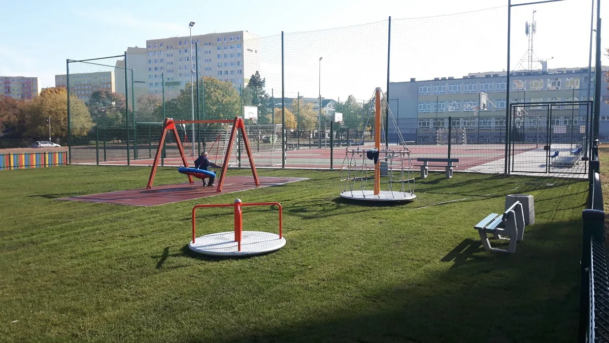 szkolny plac zabaw
